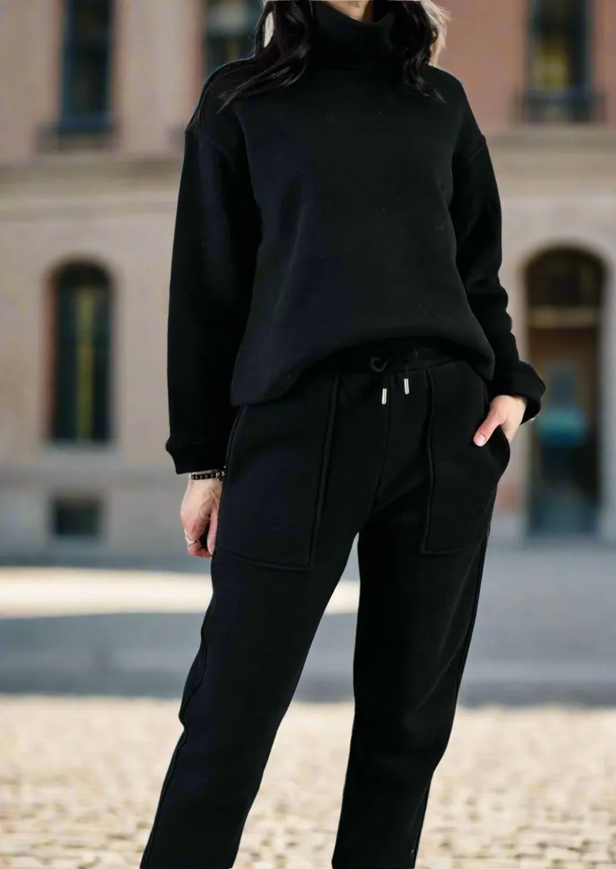 COZY BLACK TURTLENECK SWEATSHIRT